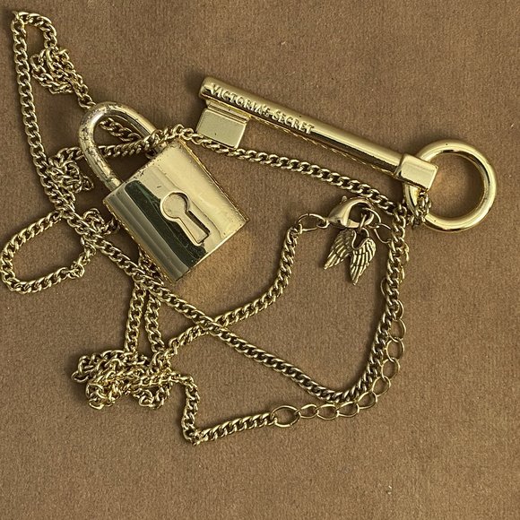 ! Victoria's Secret Lock and Key Pendant Necklace - Picture 1 of 2